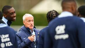 Didier Deschamps donne les consignes à l'entrainement de l'EDF